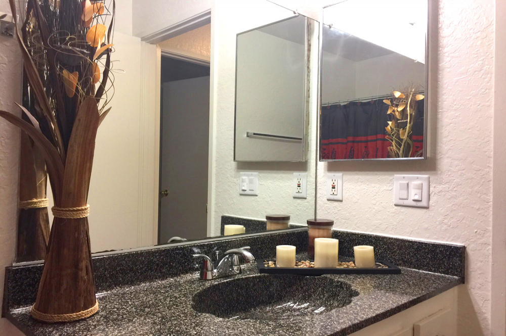 This 2 bed 2 bath resurfaced counters 4 photo can be viewed in person at the Cinnamon Creek Apartments, so make a reservation and stop in today.